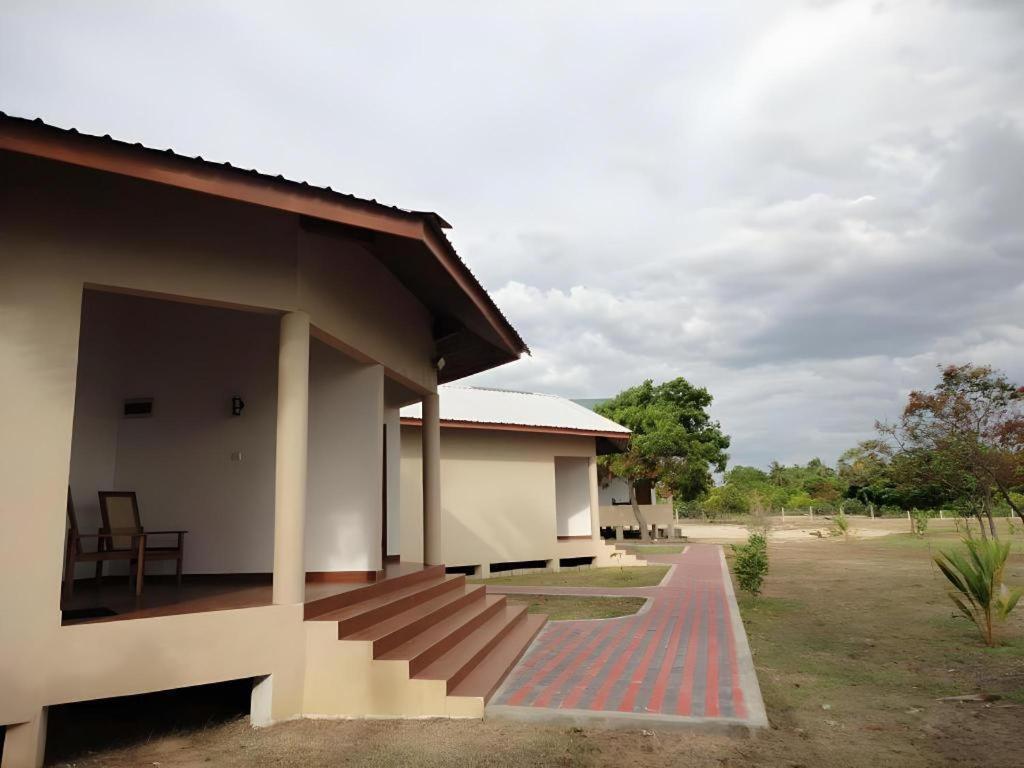 Naaval Hotel Batticaloa Exteriör bild