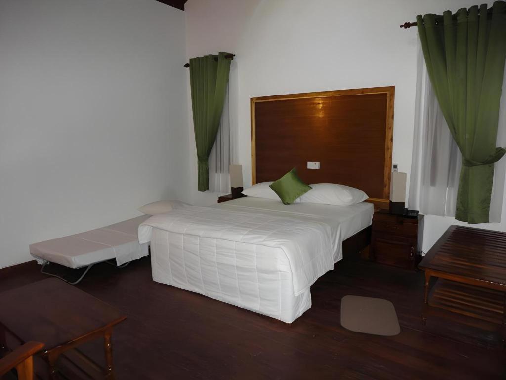 Naaval Hotel Batticaloa Exteriör bild